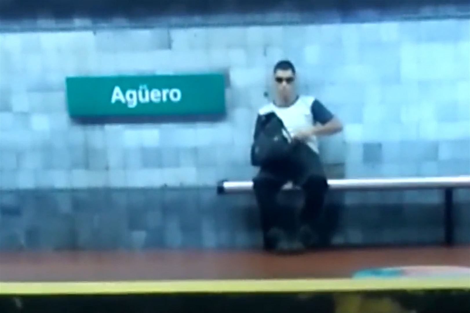 La Manoseó Un Hombre En La Calle Buscó Refugio En Una Boca De Subte Y Otro Hombre Se Masturbó